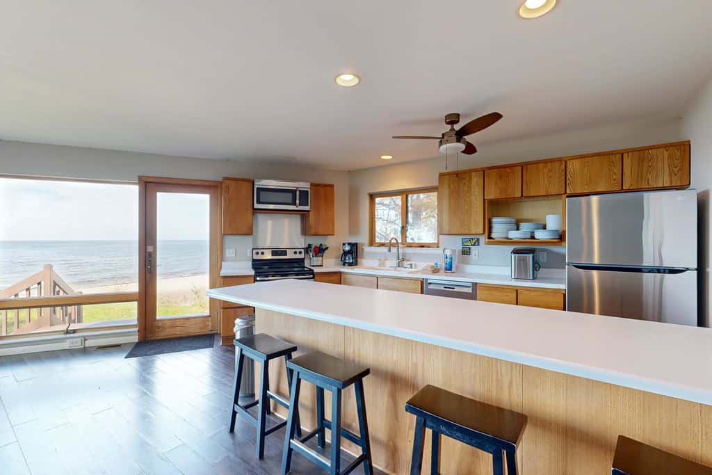 Bellavita Lake Retreat with beach access, perfect for groups