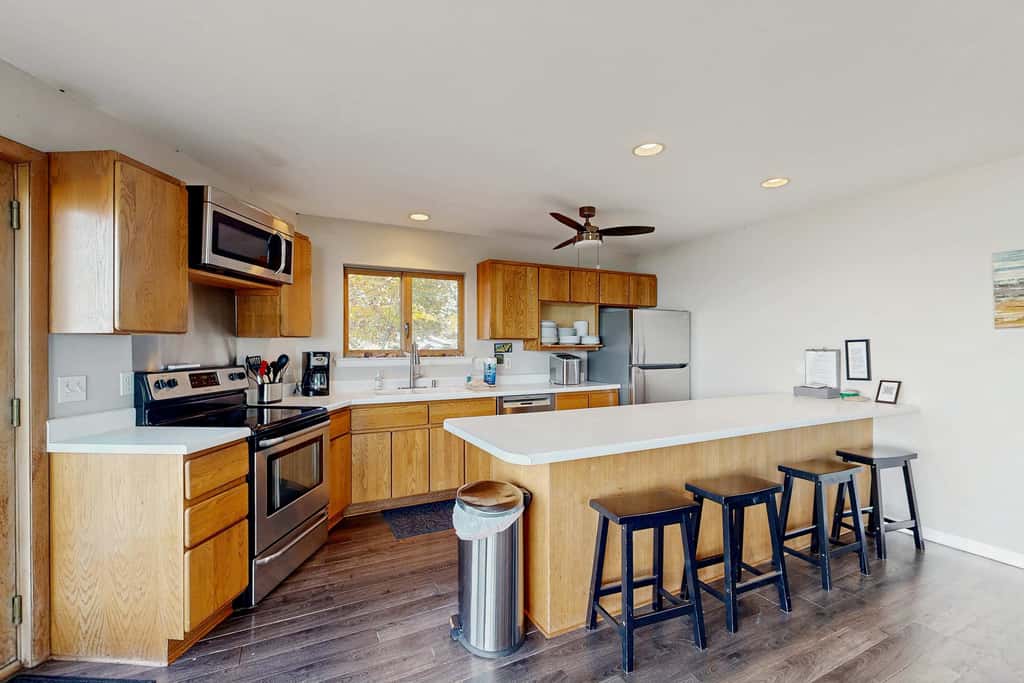 Bellavita Lake Retreat with beach access, perfect for groups