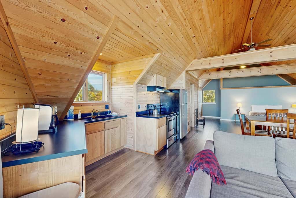 Bellavita Lake Retreat with beach access, perfect for groups