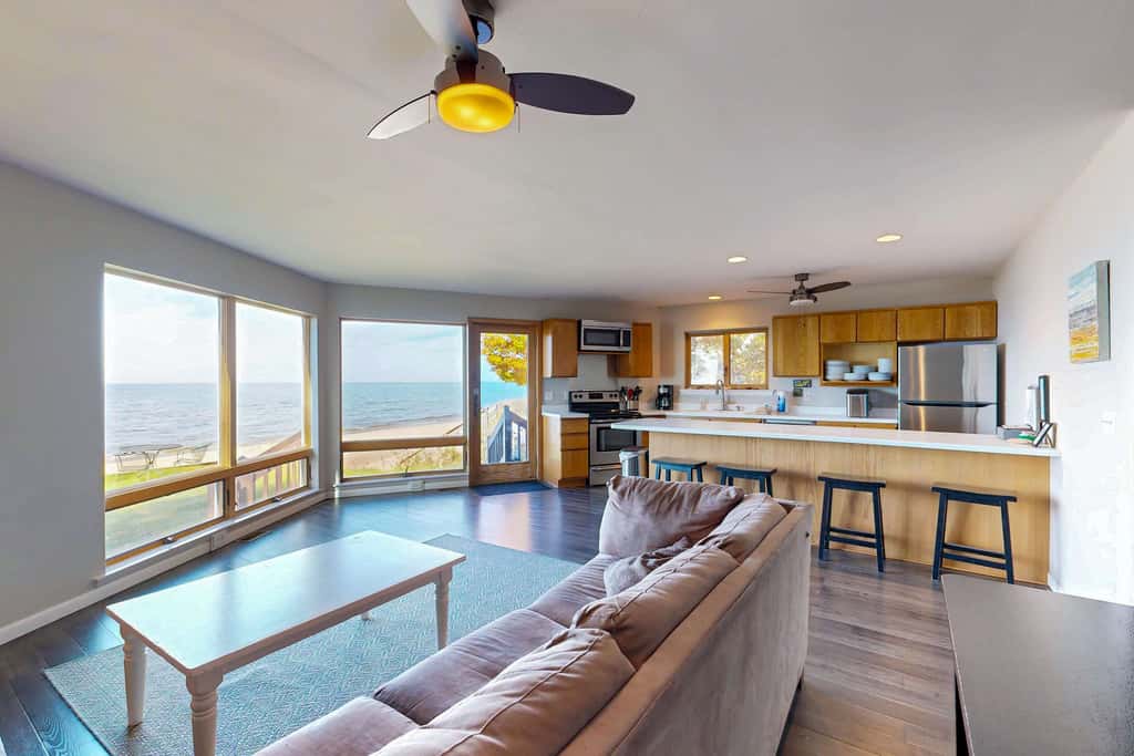 Bellavita Lake Retreat with beach access, perfect for groups