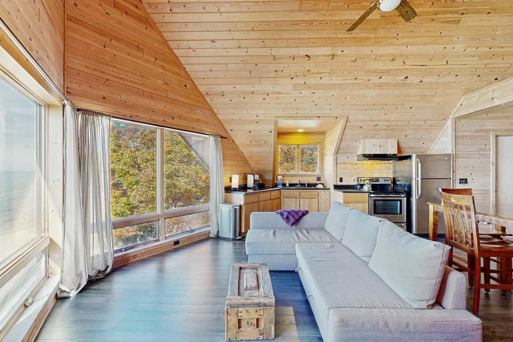 Bellavita Lake Retreat with beach access, perfect for groups