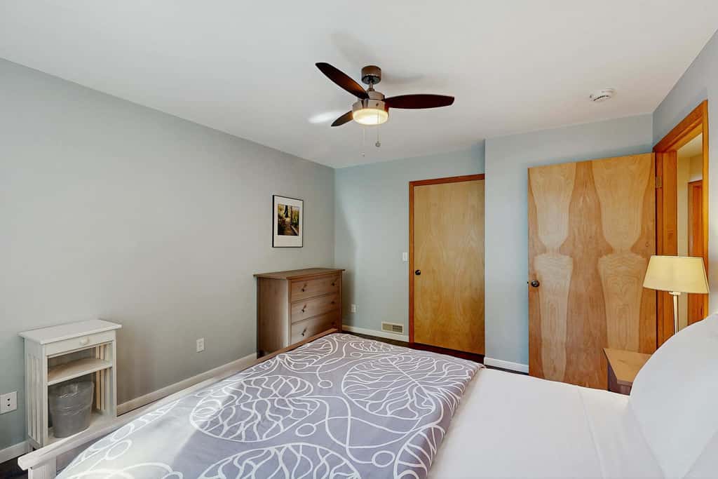 Bellavita Lake Retreat with beach access, perfect for groups