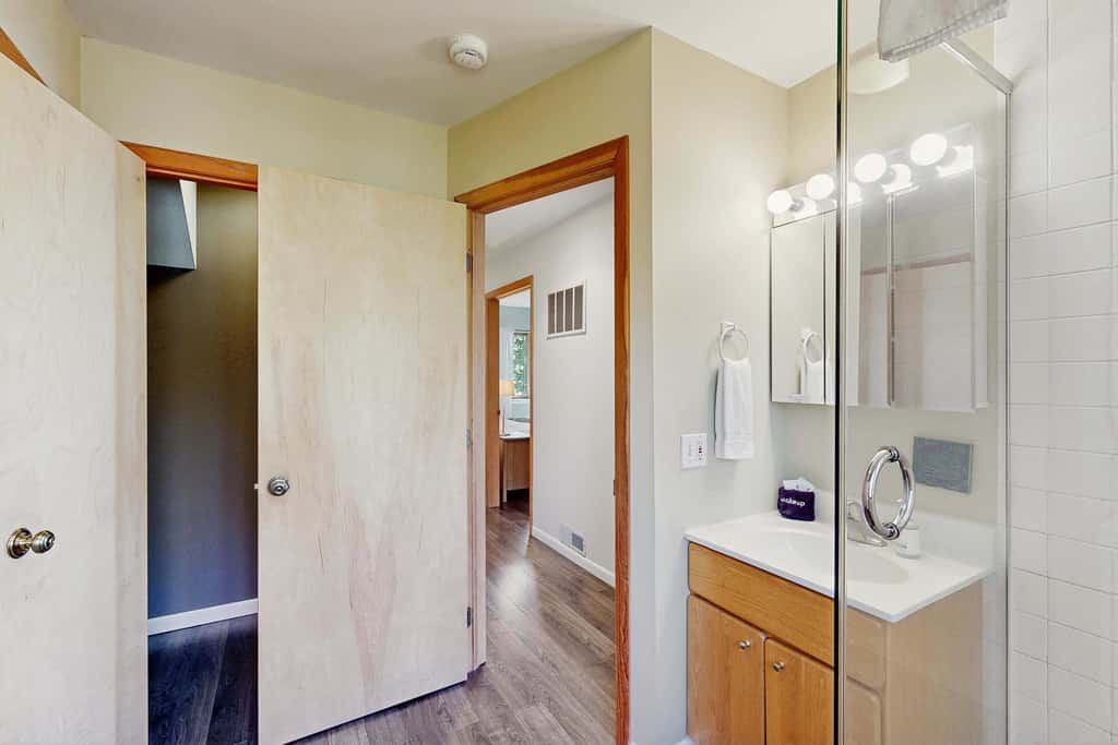 Bellavita Lake Retreat with beach access, perfect for groups