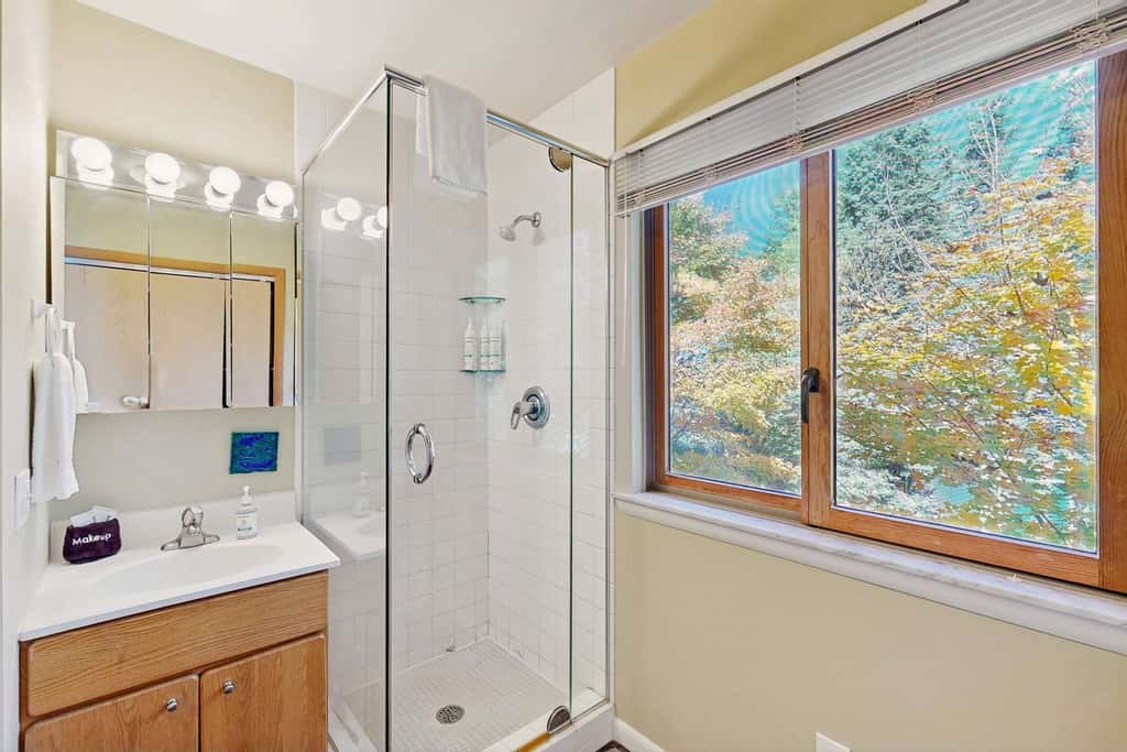 Bellavita Lake Retreat with beach access, perfect for groups