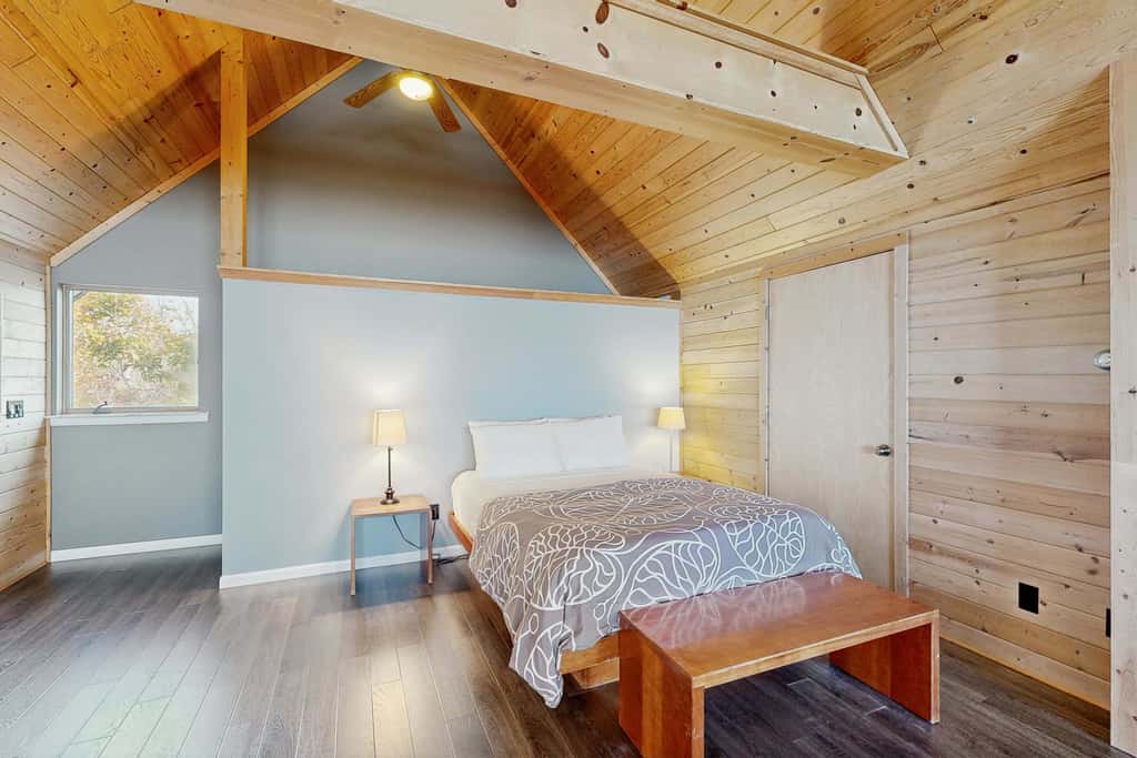 Bellavita Lake Retreat with beach access, perfect for groups