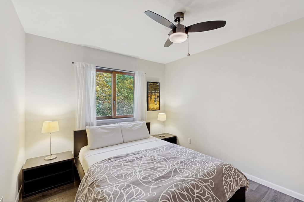 Bellavita Lake Retreat with beach access, perfect for groups