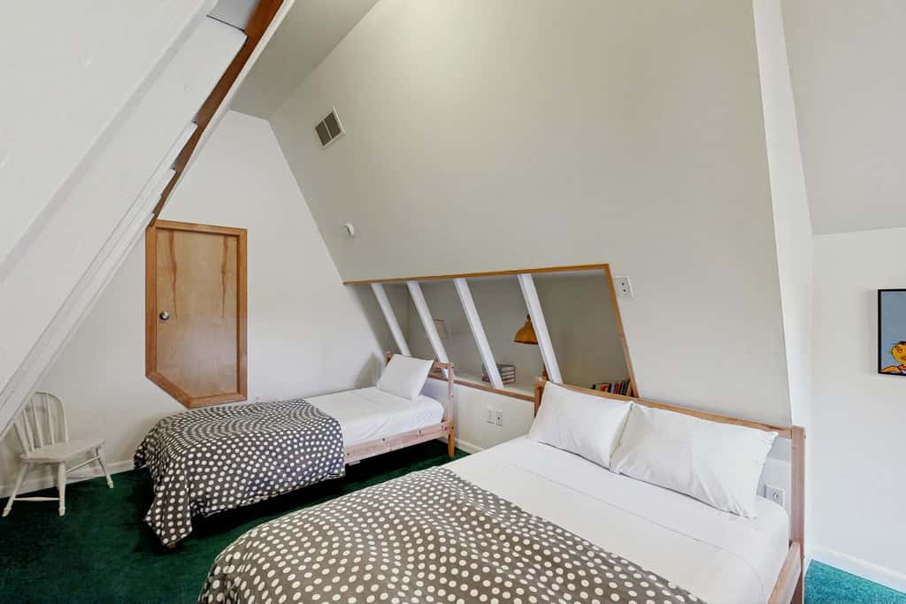 Bellavita Lake Retreat with beach access, perfect for groups