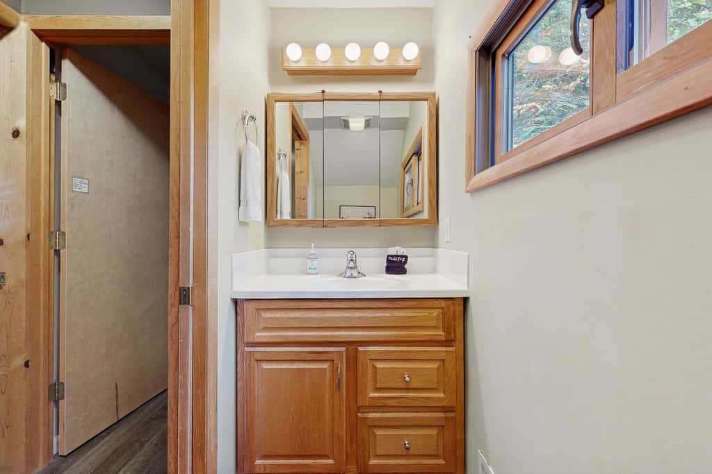 Bellavita Lake Retreat with beach access, perfect for groups