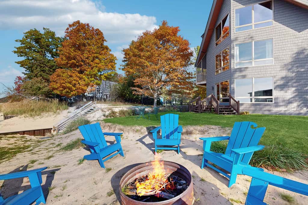 Bellavita Lake Retreat with beach access, perfect for groups