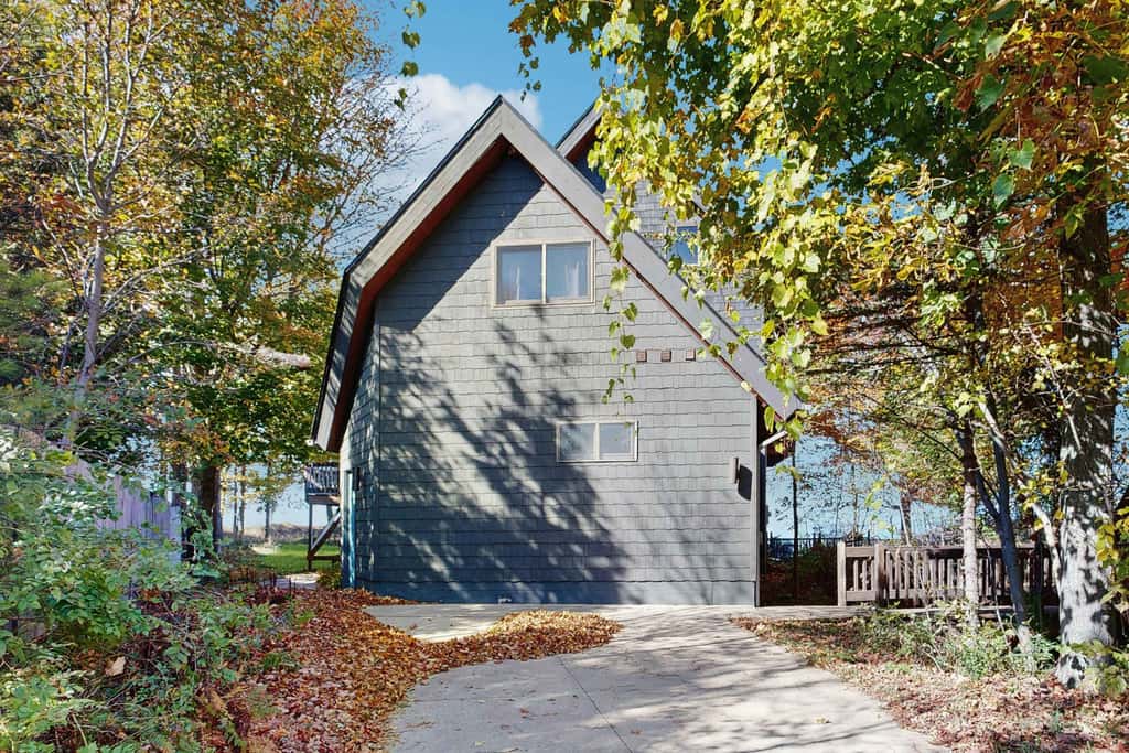 Bellavita Lake Retreat with beach access, perfect for groups