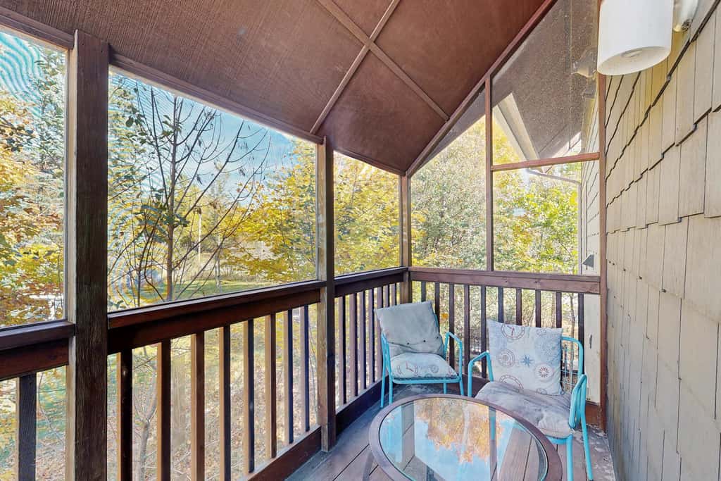 Bellavita Lake Retreat with beach access, perfect for groups