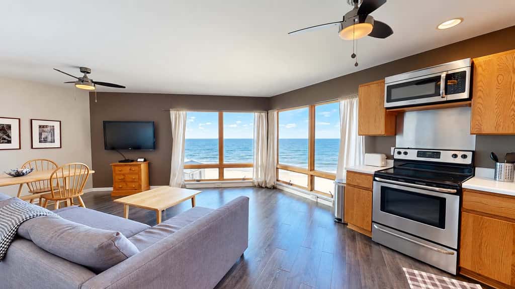 Bellavita Lake Retreat with beach access, perfect for groups