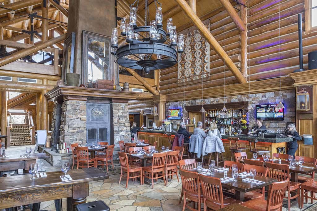 2BR Mountain Lodge Luxury Skiin/out Best Amenities