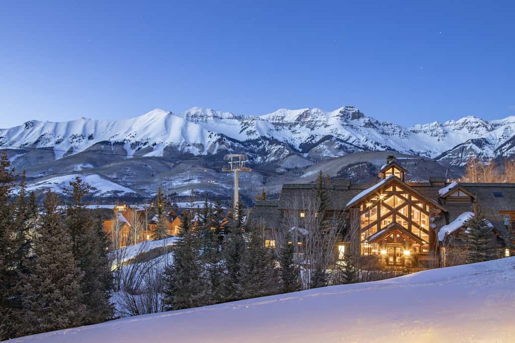 2BR Mountain Lodge Luxury Skiin/out Best Amenities