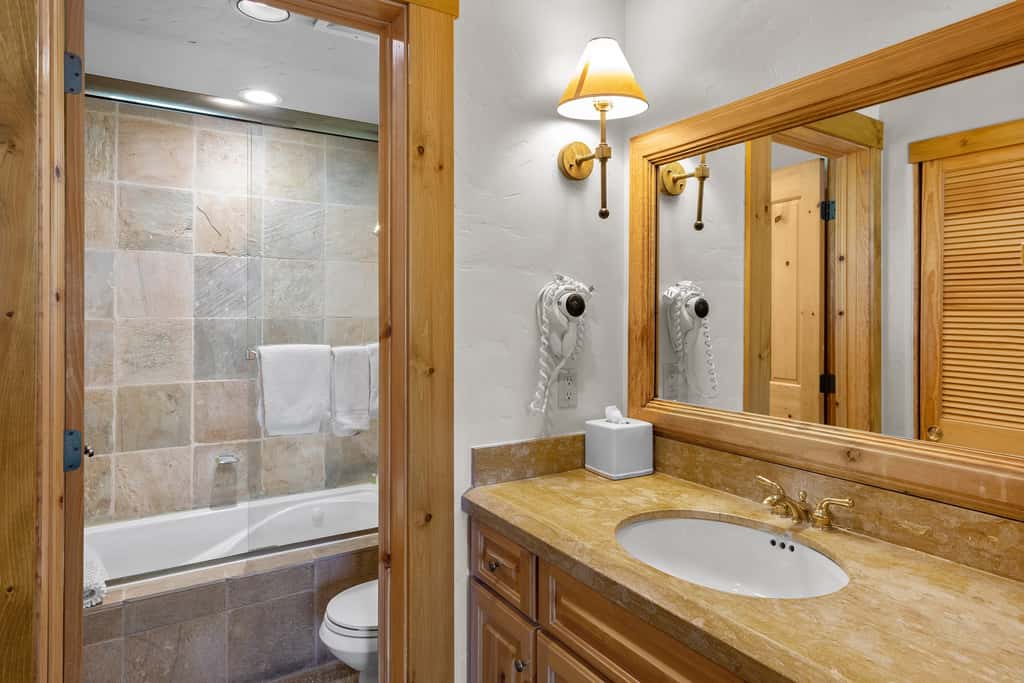 2BR Mountain Lodge Luxury Skiin/out Best Amenities