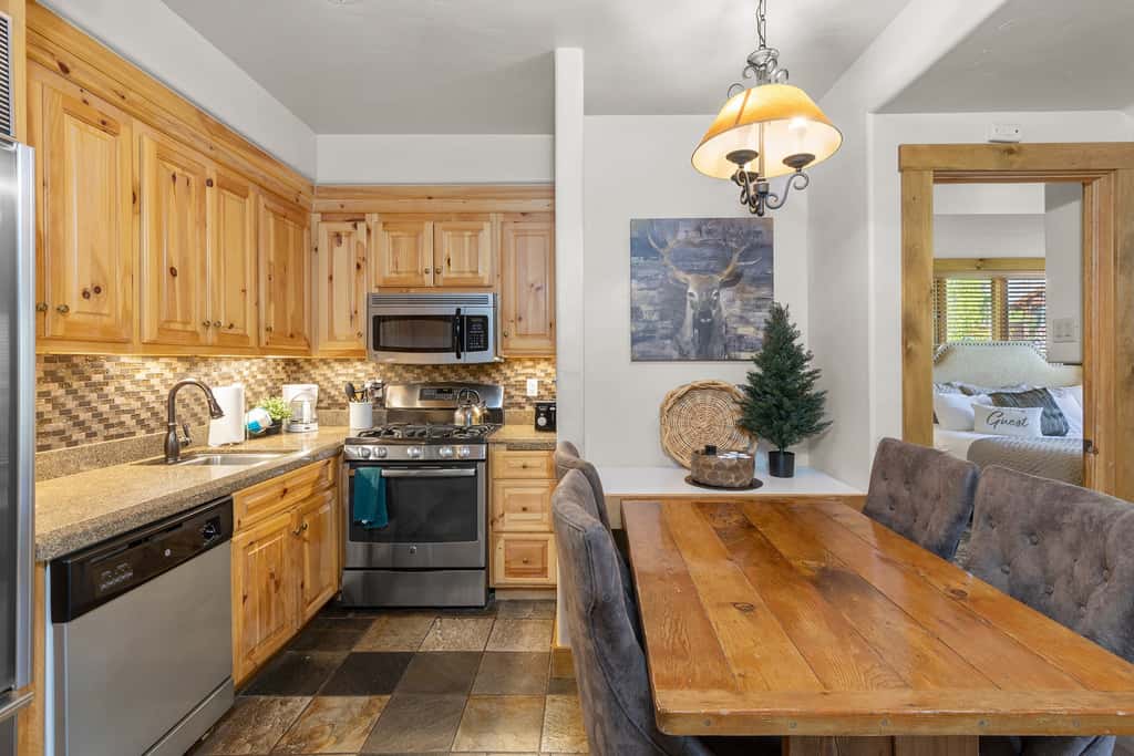 2BR Mountain Lodge Luxury Skiin/out Best Amenities