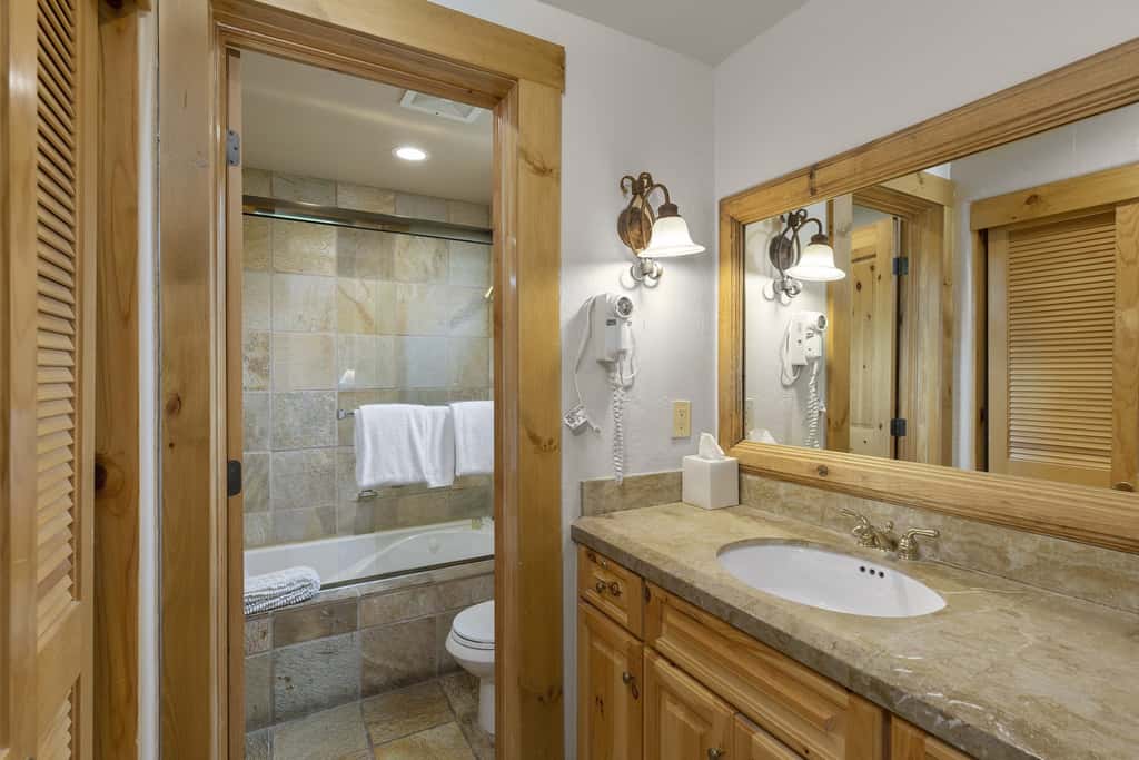 2 BR Condominium - Luxury ski-in/ski-out (rare find)