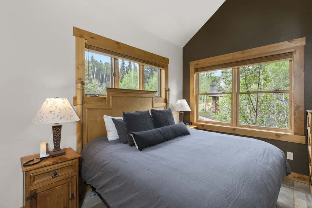 2 BR Condominium - Luxury ski-in/ski-out (rare find)