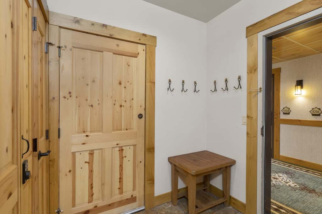 2 BR Condominium - Luxury ski-in/ski-out (rare find)