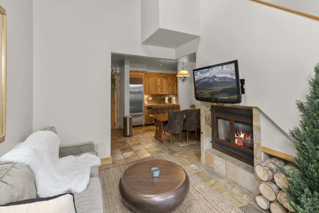 2 BR Condominium - Luxury ski-in/ski-out (rare find)