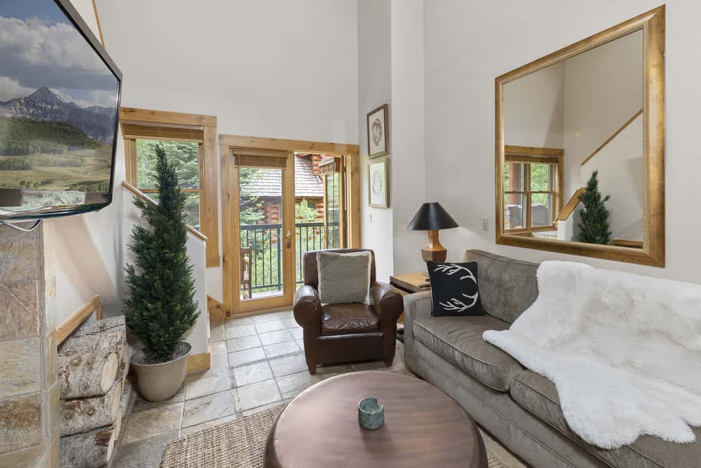 2 BR Condominium - Luxury ski-in/ski-out (rare find)