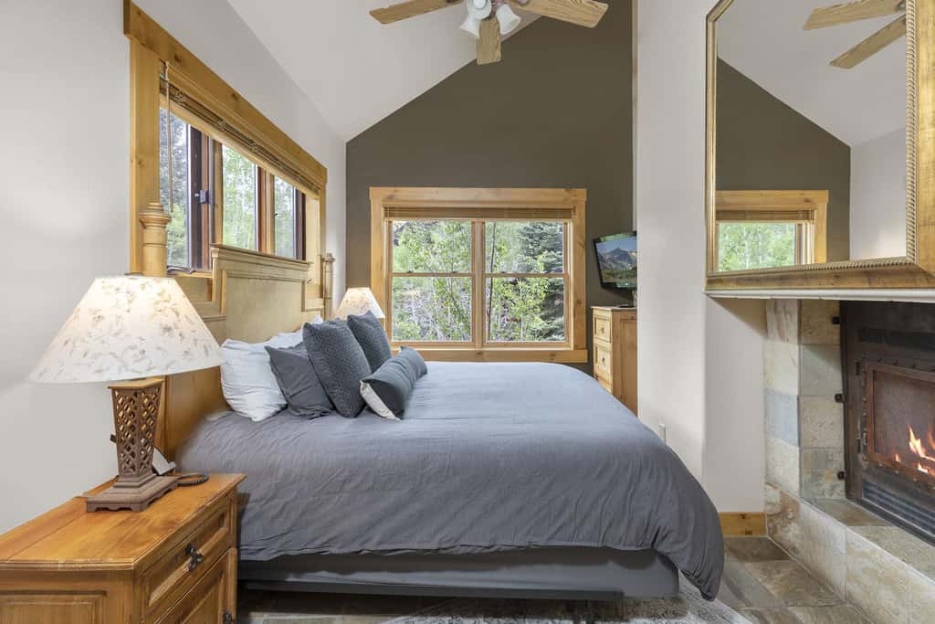 2 BR Condominium - Luxury ski-in/ski-out (rare find)