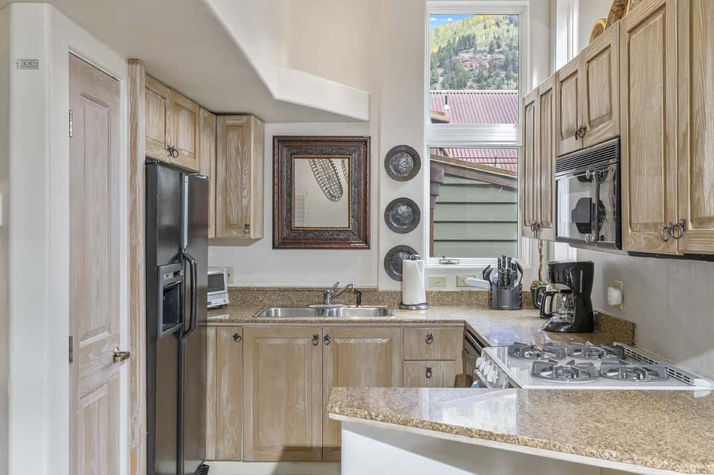 Ski-In/Out Condo | Hot Tub | Fireplace