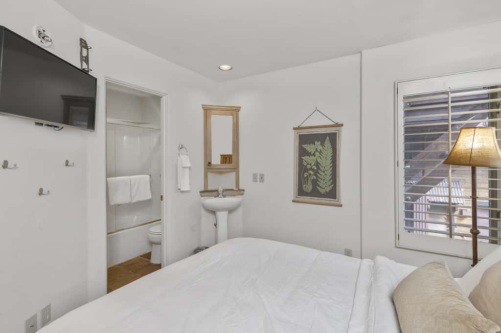Ski-In/Out Condo | Hot Tub | Fireplace