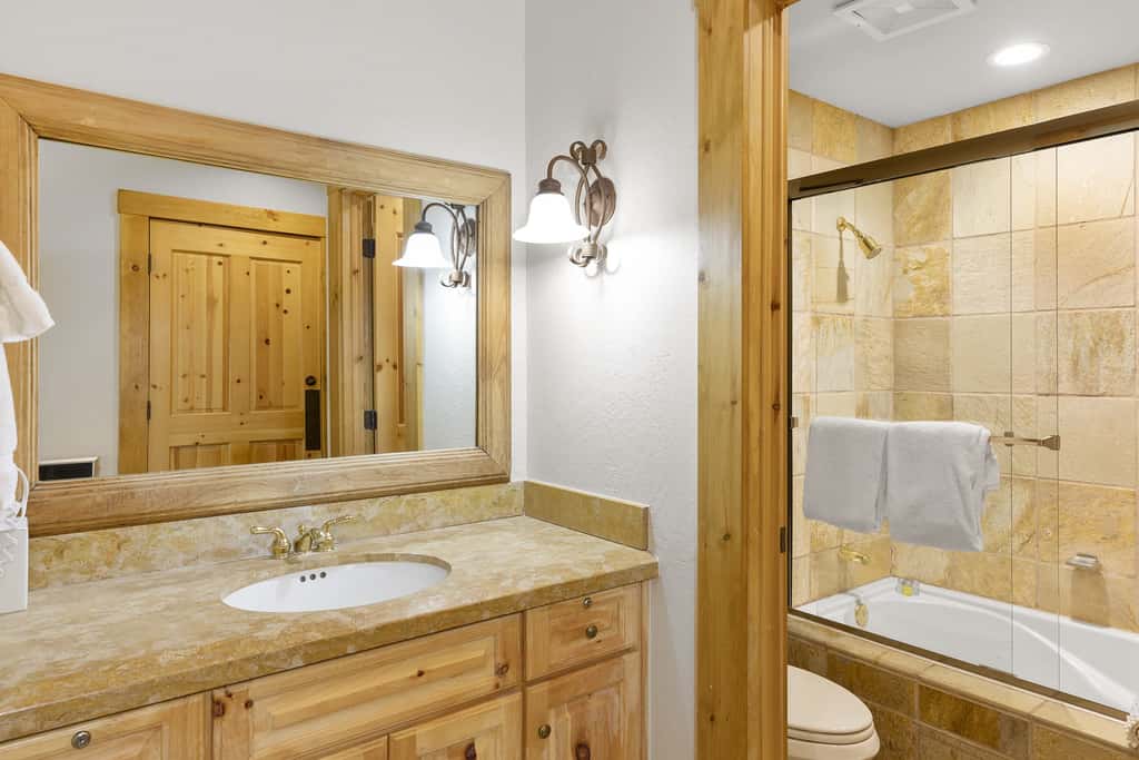 Skiin and out Beautiful Mtn Lodge - Affordable too
