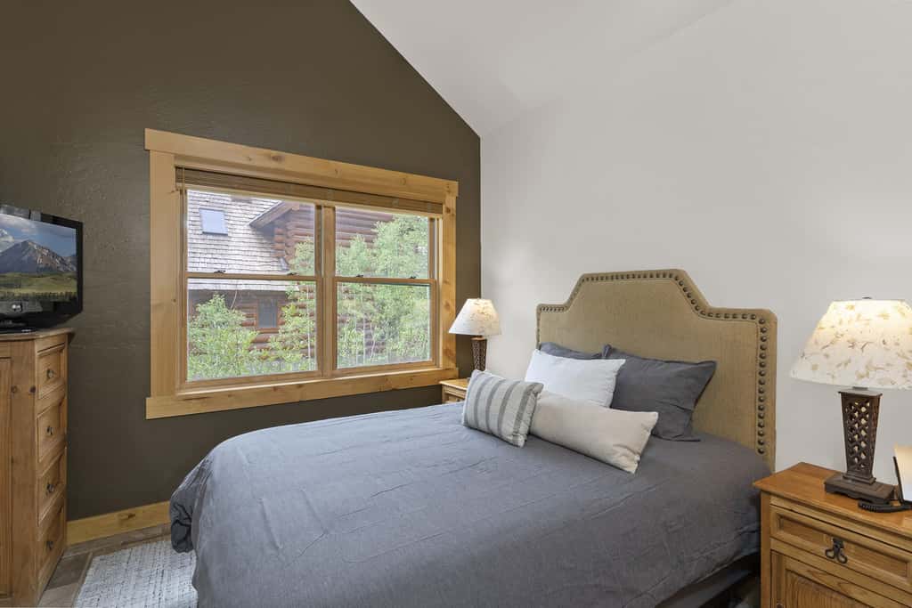 Skiin and out Beautiful Mtn Lodge - Affordable too