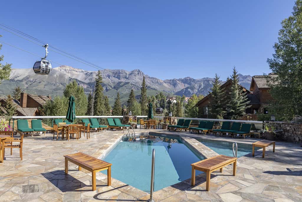 Skiin and out Beautiful Mtn Lodge - Affordable too