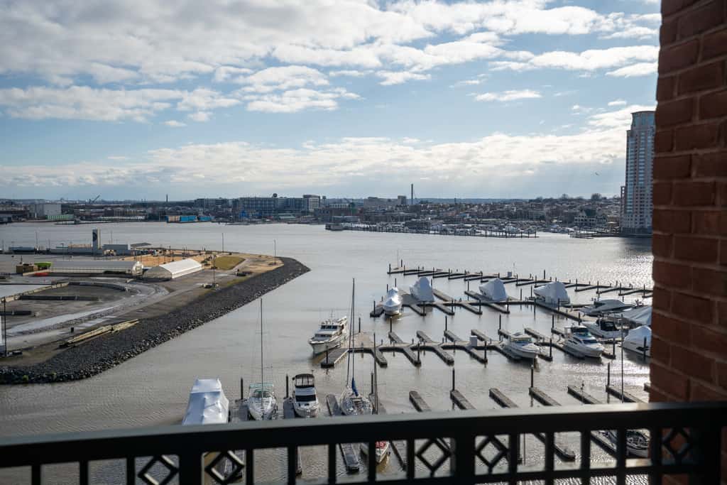 Beautiful 2 Bedroom Fully Furnished Apartment on Harborfront