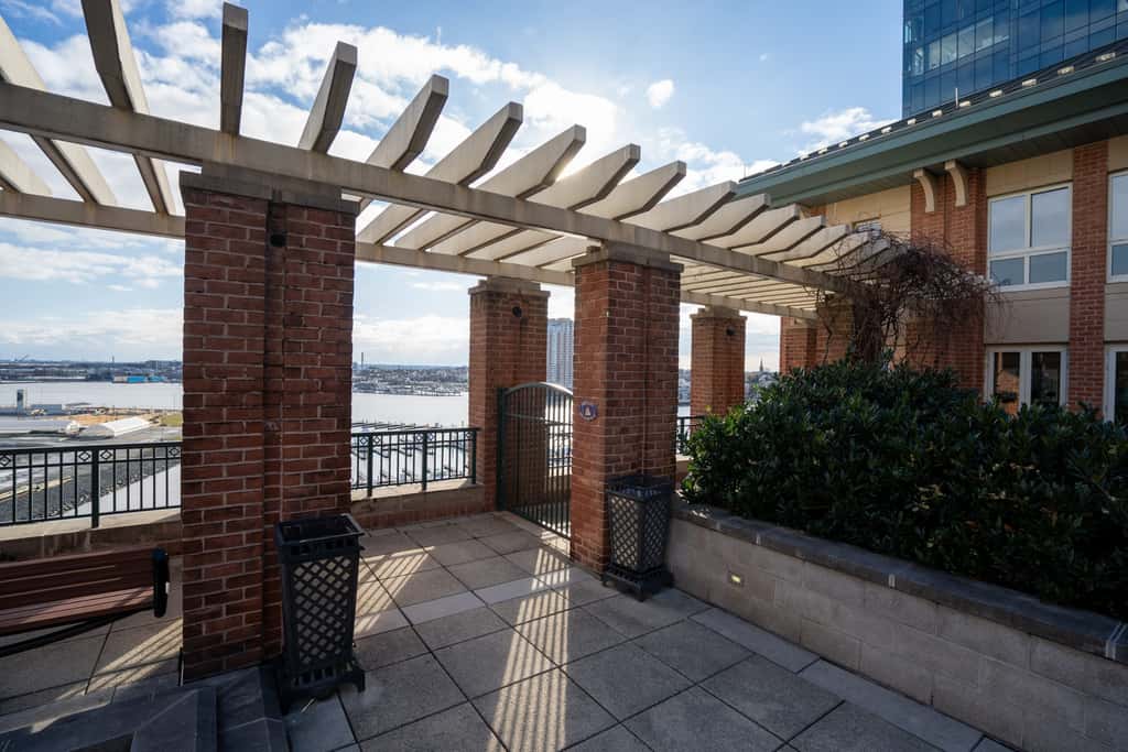 Beautiful 2 Bedroom Fully Furnished Apartment on Harborfront