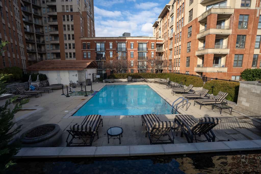 Beautiful 2 Bedroom Fully Furnished Apartment on Harborfront