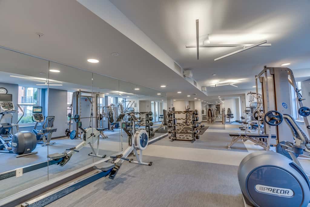 Beautiful 2 Bedroom Fully Furnished Apartment on Harborfront