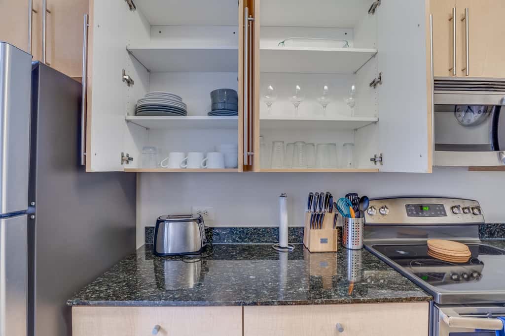 Beautiful 2 Bedroom Fully Furnished Apartment on Harborfront