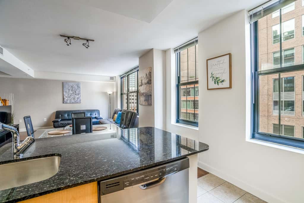 Beautiful 2 Bedroom Fully Furnished Apartment on Harborfront