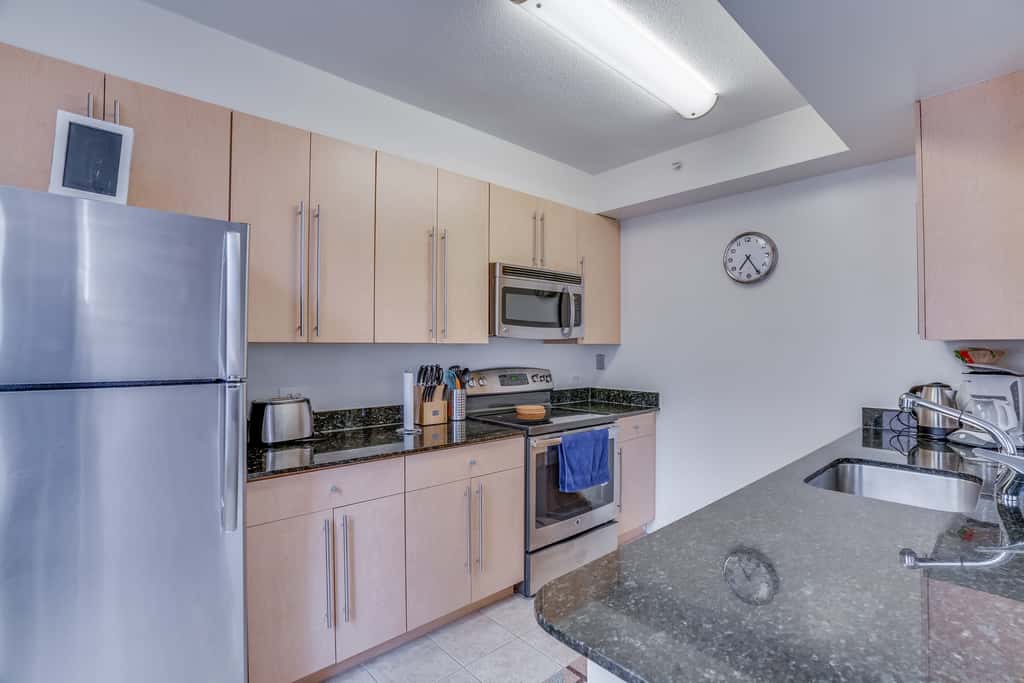 Beautiful 2 Bedroom Fully Furnished Apartment on Harborfront