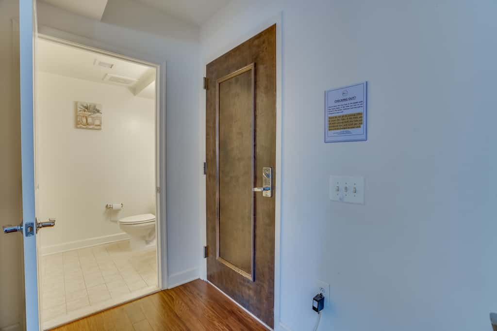 Beautiful 2 Bedroom Fully Furnished Apartment on Harborfront