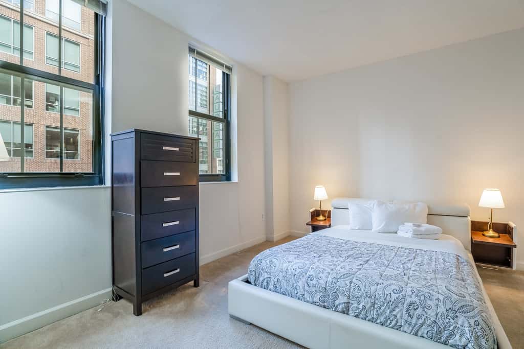 Beautiful 2 Bedroom Fully Furnished Apartment on Harborfront