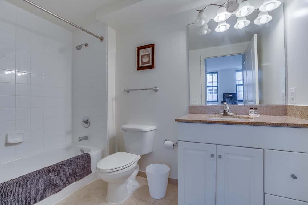Beautiful 2 Bedroom Fully Furnished Apartment on Harborfront