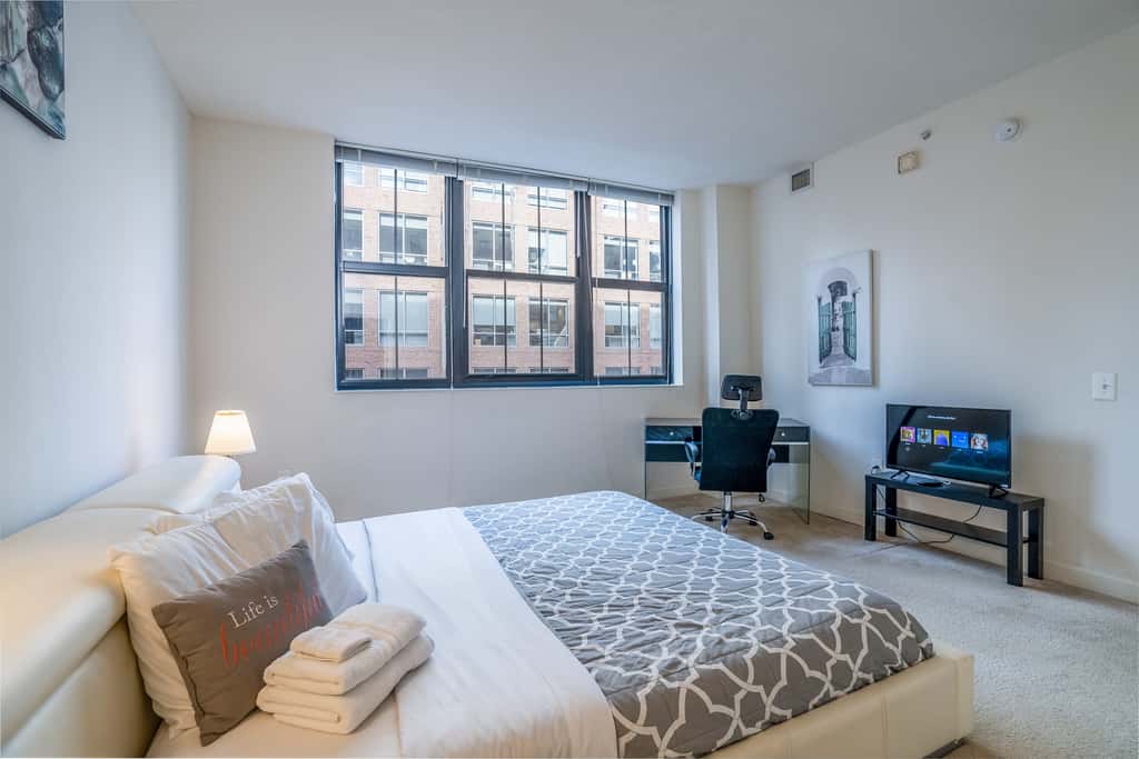 Beautiful 2 Bedroom Fully Furnished Apartment on Harborfront