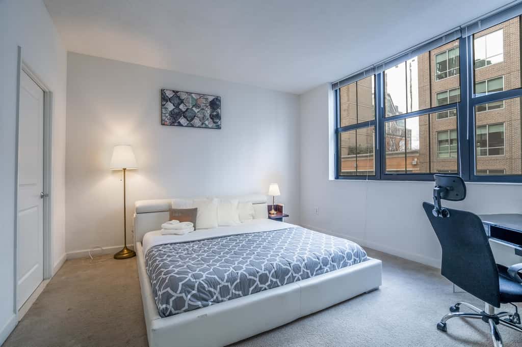 Beautiful 2 Bedroom Fully Furnished Apartment on Harborfront