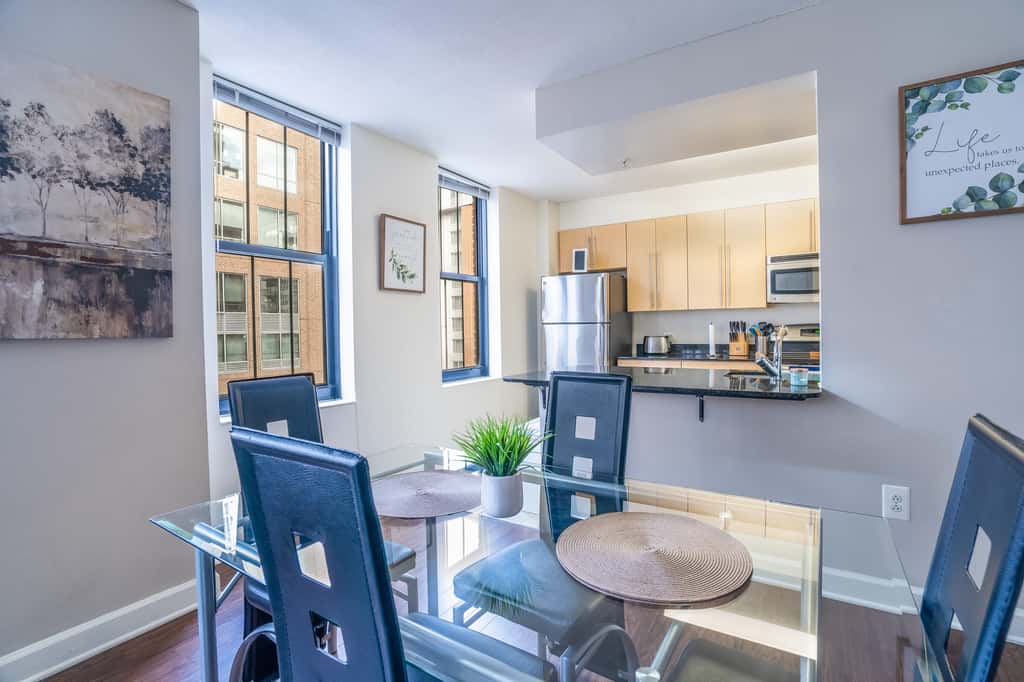Beautiful 2 Bedroom Fully Furnished Apartment on Harborfront
