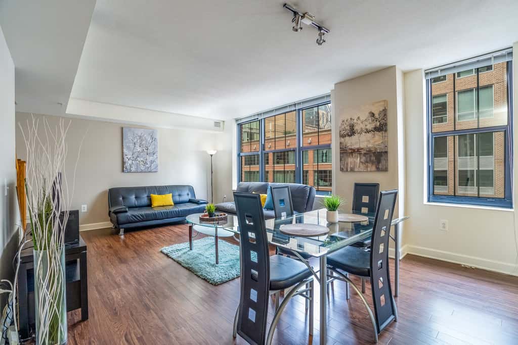 Beautiful 2 Bedroom Fully Furnished Apartment on Harborfront