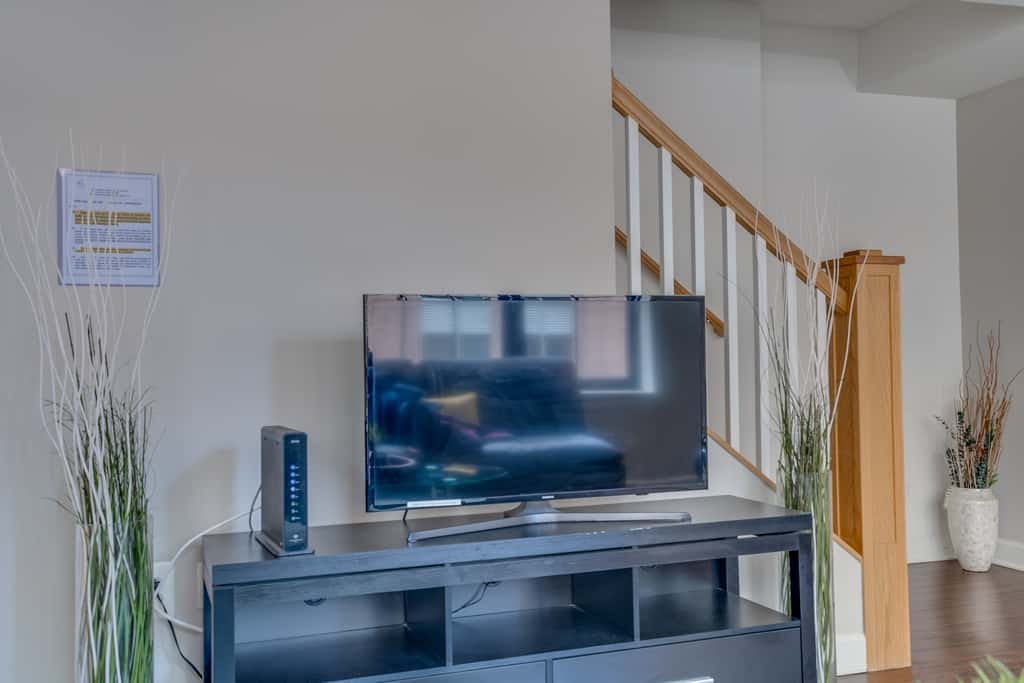 Beautiful 2 Bedroom Fully Furnished Apartment on Harborfront