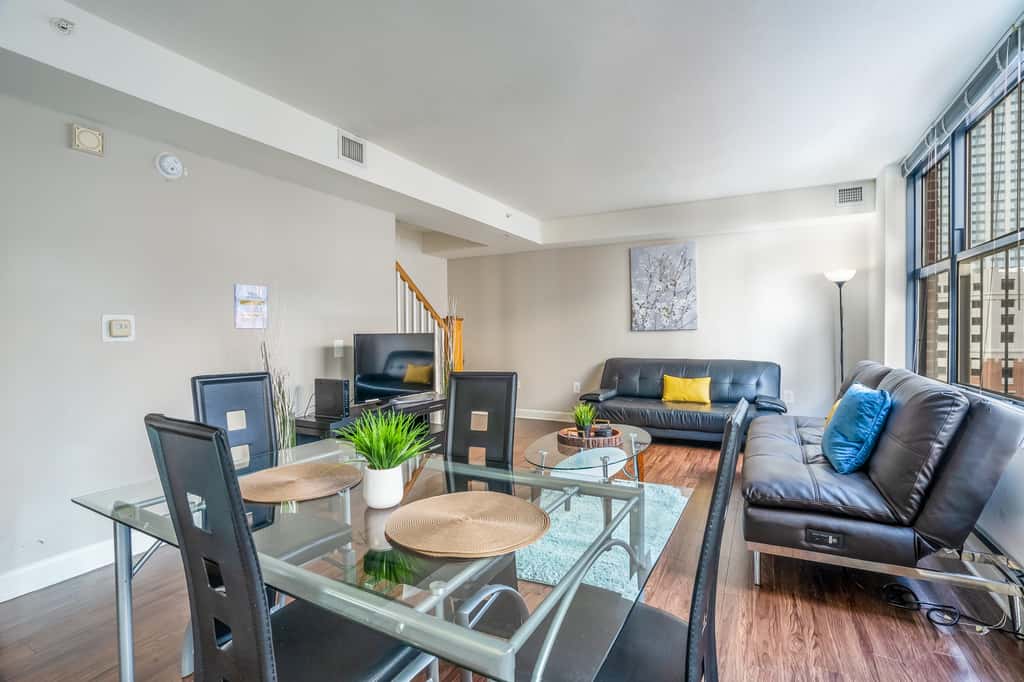 Beautiful 2 Bedroom Fully Furnished Apartment on Harborfront