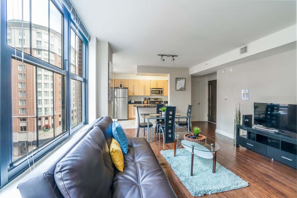 Beautiful 2 Bedroom Fully Furnished Apartment on Harborfront