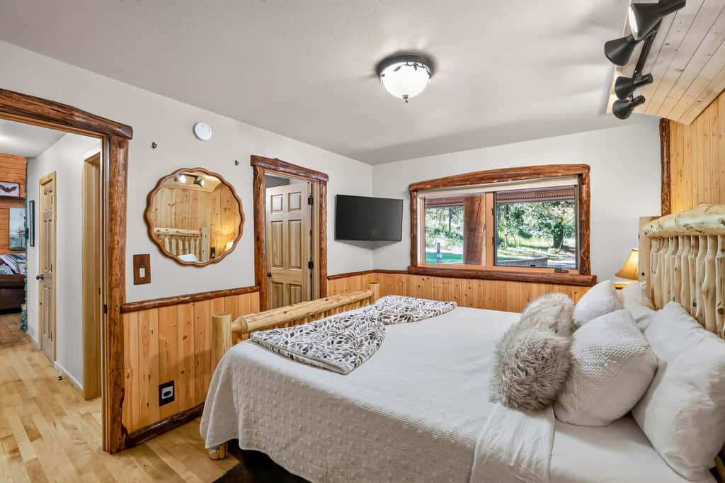 Off the Hook | Riverside McCall Cabin, Sleeps 12