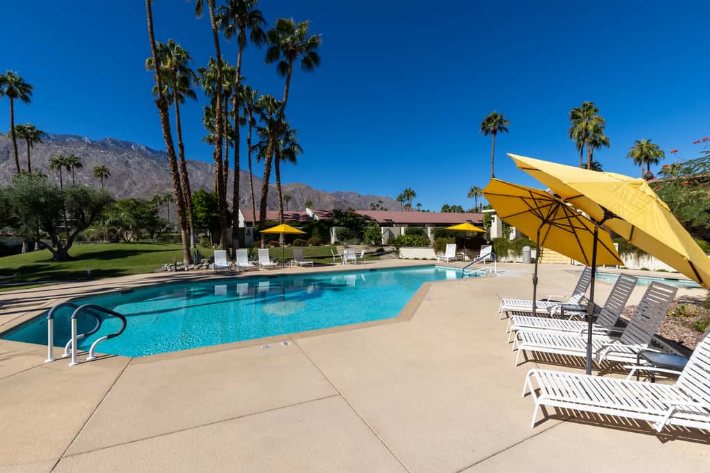 Dos Gals Desert Digs